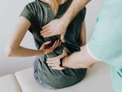 Die besten Erste Hilfe Maßnahmen bei akuten Rückenschmerzen