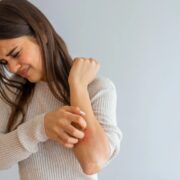 Winzige rote Punkte auf der Haut Ursachen, Symptome und Behandlungsmöglichkeiten