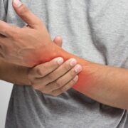 Hände und Füße schlafen ein Was hinter dem Kribbeln der Gliedmaßen steckt
