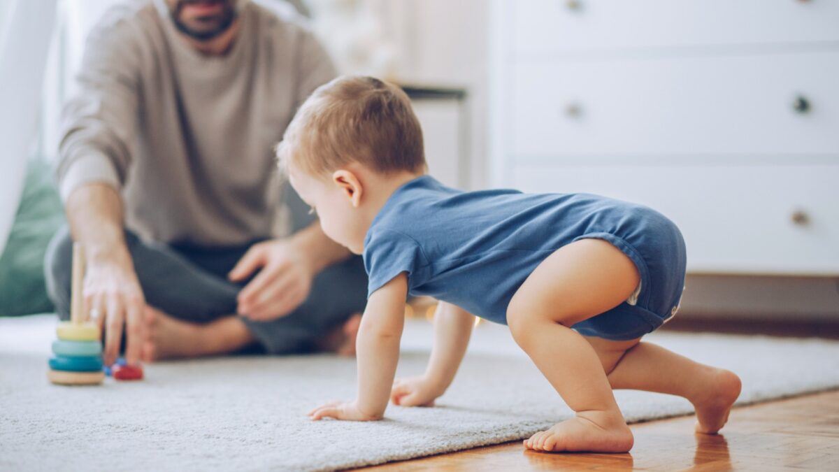 Wann fangen Babys an zu krabbeln Der Überblick zum wichtigen Meilenstein 