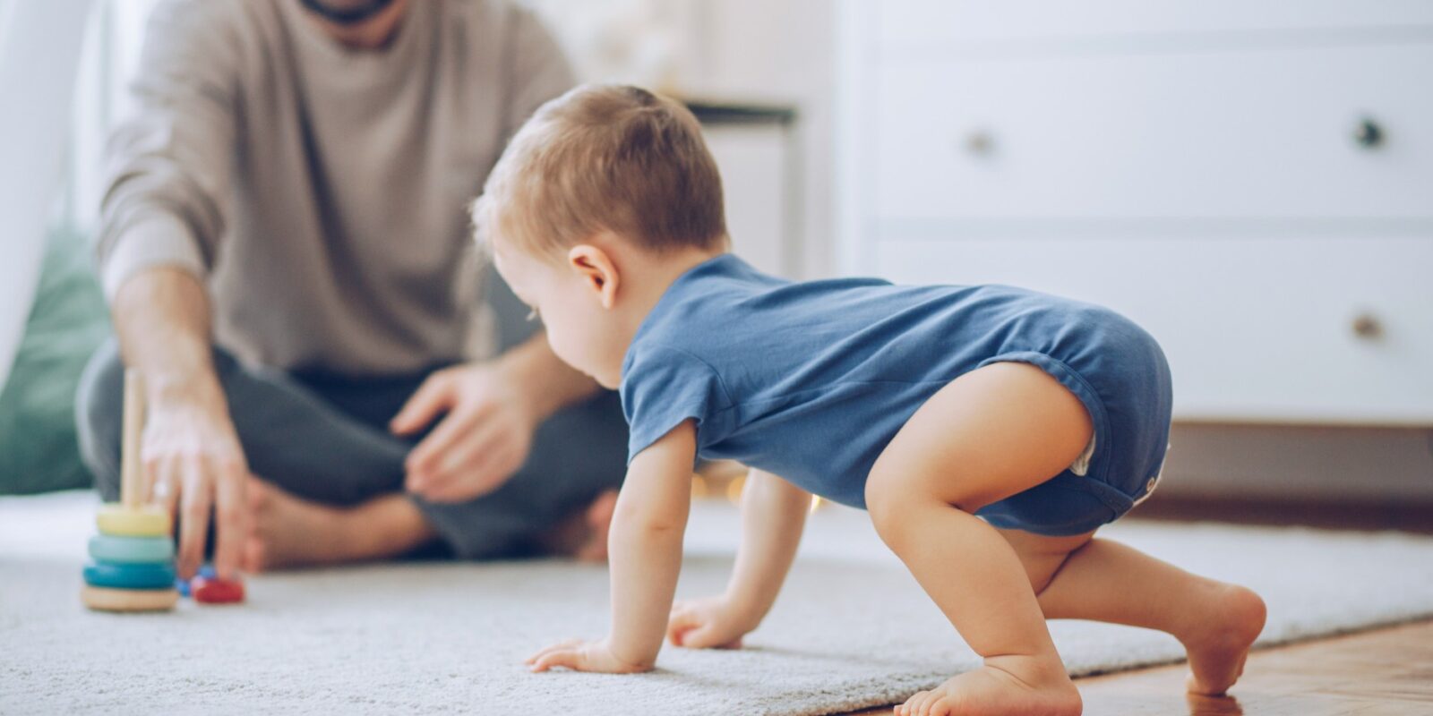 Wann fangen Babys an zu krabbeln Der Überblick zum wichtigen Meilenstein 