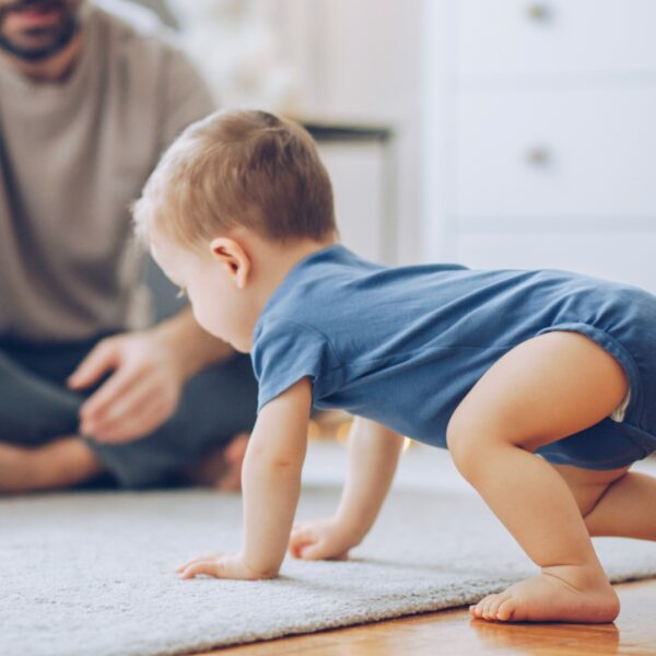 Wann fangen Babys an zu krabbeln Der Überblick zum wichtigen Meilenstein 