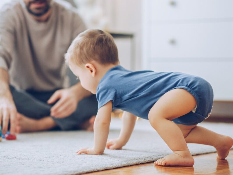 Wann fangen Babys an zu krabbeln Der Überblick zum wichtigen Meilenstein 