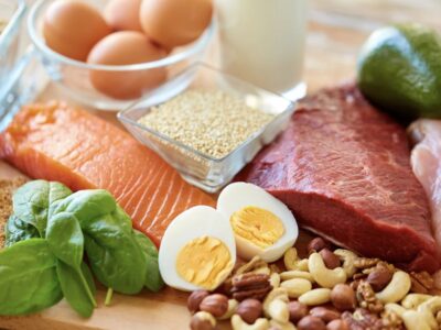 Proteinreiche Snacks und Getränke